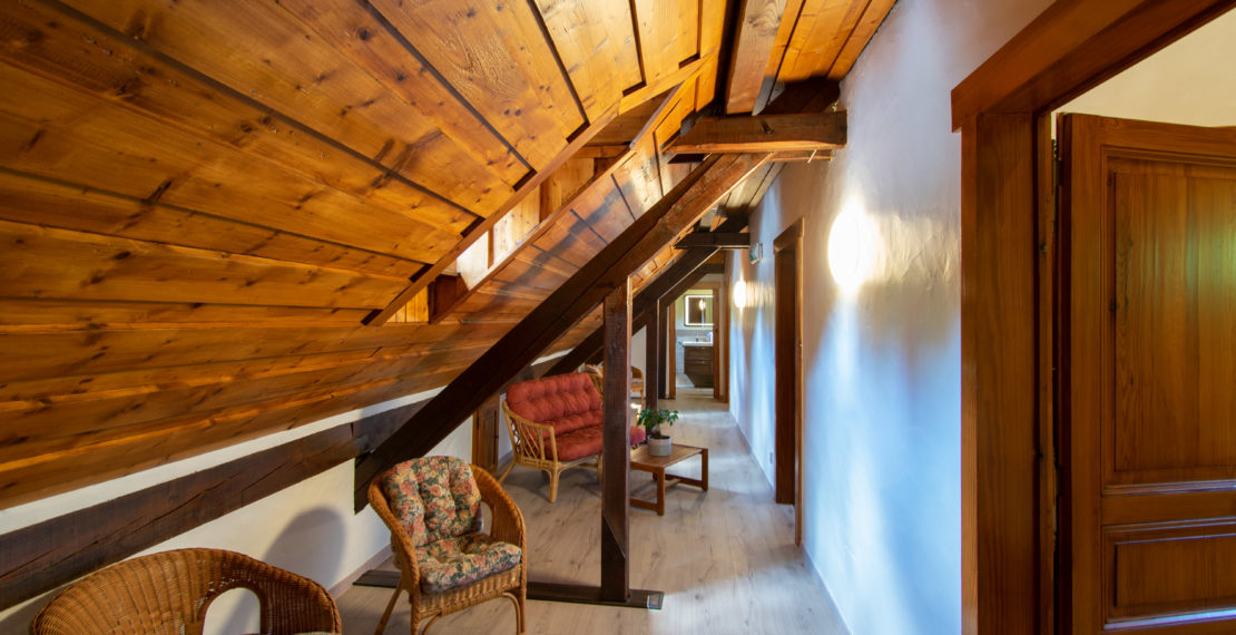 Hallway with access to a bedroom and to a bathroom
