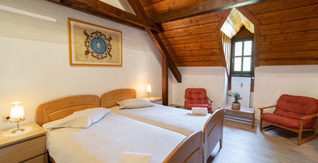 Twin beds with wooden ceiling in a hotel room
